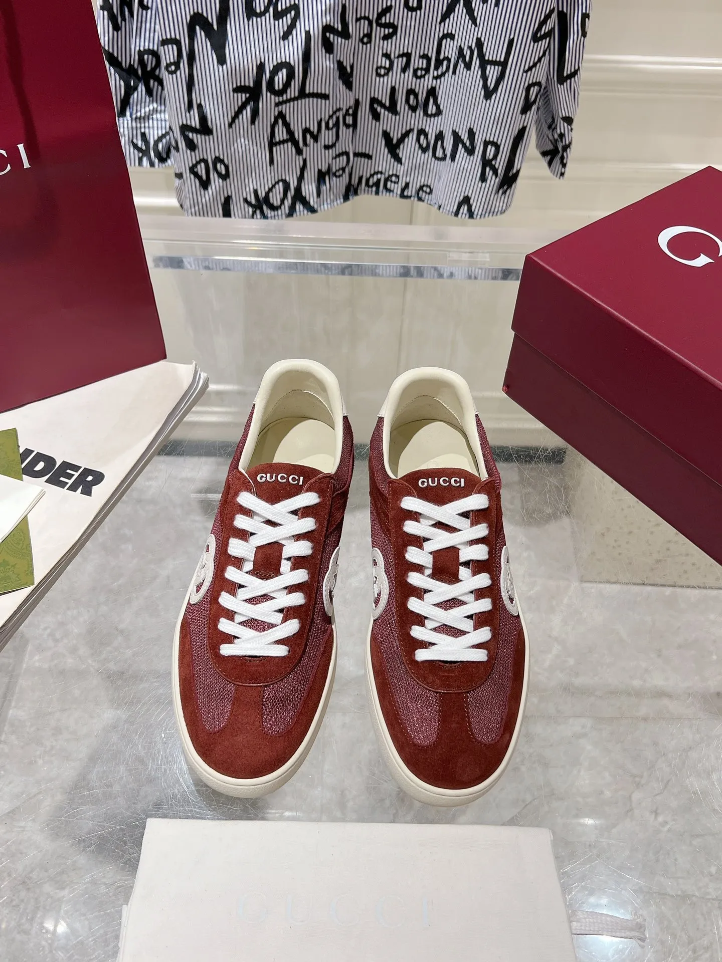 👟👟Ex-factory price 540👟👟Men's size +10 New upgraded version🔥Gucci 2024 new white shoes casual shoes hot recommendation, original TPU soles, original fabrics, original sheepskin lining sheepskin feet🔥Original cover craftsmanship is reproduced one to one! The pursuit of ultimate comfort! 🔥🔥 [Love] Fabric: Imported cow suede + mesh [Love] Packing: Counter-matched red shoe box ➕ Aviation airplane box [Love] Code number: 35-45